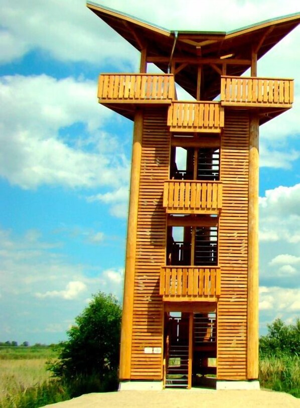 A tall wooden structure with multiple balconies and a flat roof. - Rentumi Hostel Gryfino Noclegi Pokoje (Gryfino)