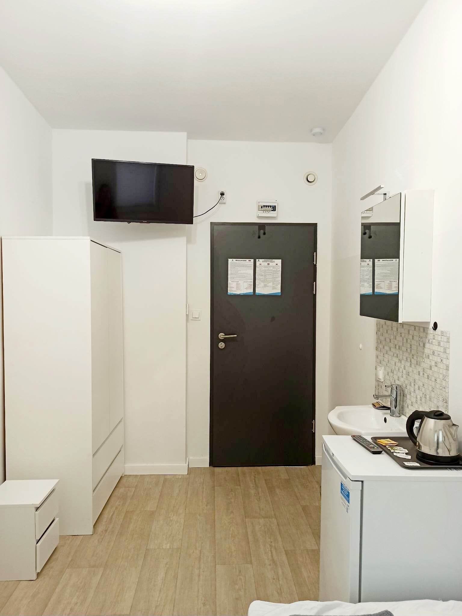 Hypo-allergenic bedding, iron/ironing board, free WiFi