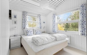 5 bedrooms, travel cot, free WiFi - Cozy home in Asnæs with house sea view (Asnæs)