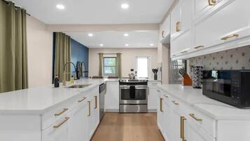 Frigorífic, microones, forn i placa de cuina