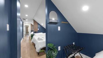 10 habitaciones, tabla de planchar con plancha, cuna de viaje y wifi