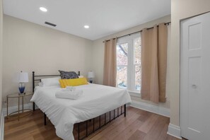 10 slaapkamers, een strijkplank/strijkijzer, reisbedje, wifi