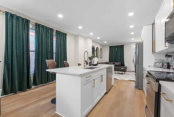 Een koelkast, een microgolfoven, een oven, een kookplaat