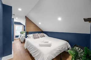 10 bedrooms, iron/ironing board, travel cot, WiFi - 10-Bedroom Escape with Fenced Yard and Games (Columbus)