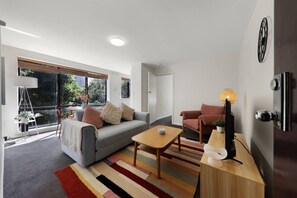 Smart TV, books - Retro Rose St Kilda Mansions (St Kilda)