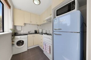 Geladeira, micro-ondas, fogão, cooktop