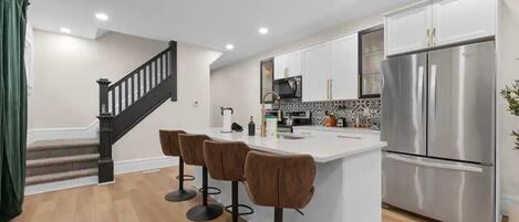 ثلاجة، ميكروويف، فرن، موقد طهي مسطح