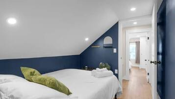 3 dormitorios, escritorio, tabla de planchar con plancha y cuna de viaje