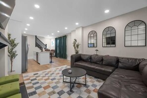 TV, offices - Spacious 5-Bedroom Home with Hot Tub (Columbus)