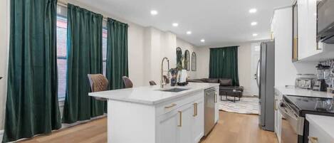 Een koelkast, een microgolfoven, een oven, een kookplaat