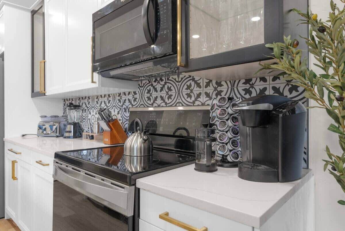 Kühlschrank, Mikrowelle, Ofen, Herdplatte