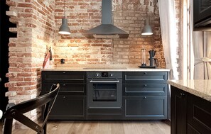 Een koelkast, een oven, een vaatwasser, een koffiezetapparaat/waterkoker