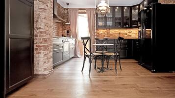 KylskÄp, ugn, diskmaskin och kaffe- och tebryggare