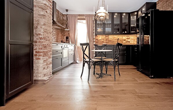 Een koelkast, een oven, een vaatwasser, een koffiezetapparaat/waterkoker