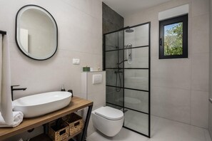 Een douche, handdoeken