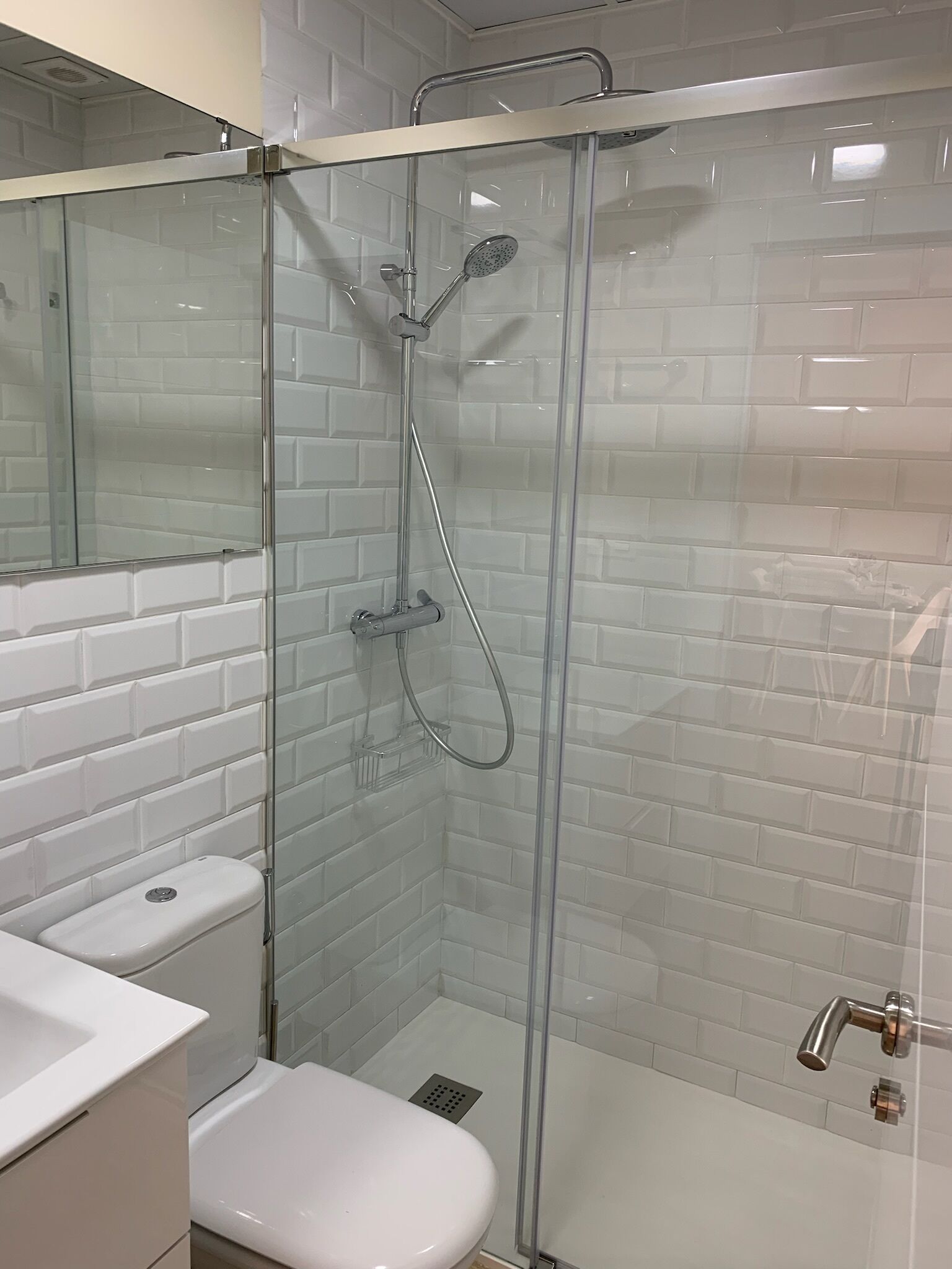 Een douche, een haardroger, handdoeken, zeep