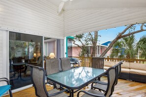Outdoor dining - 🌊Short Easy Walk to Beach-Amazing Outdoor Space-2BR with Loft Blue Bayou🌊 (Fort Myers Beach)
