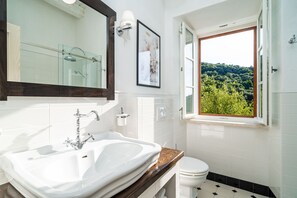 Douche, sèche-cheveux, serviettes fournies