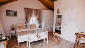 3 slaapkamers, een strijkplank/strijkijzer, gratis wifi, beddengoed