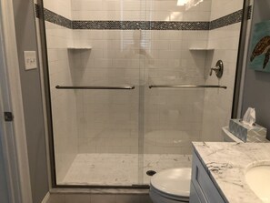 Doccia, asciugacapelli, asciugamani, sapone