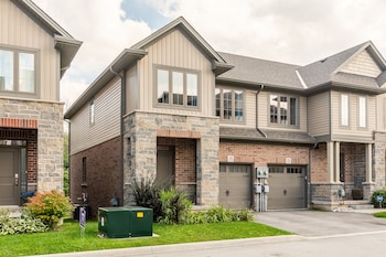 Modern 3BR 2BA Townhome in Lakeshore