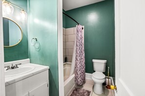 ヘアドライヤー、タオル、石鹸、トイレットペーパー