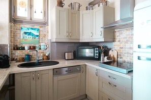 Fridge, oven, stovetop, dishwasher