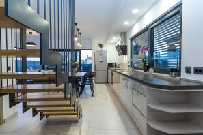 Kjøleskap, mikrobølgeovn, ovn og oppvaskmaskin