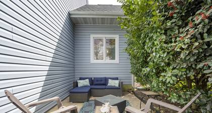 In-town five bedroom townhouse - close to the beach!