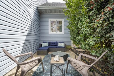 In-town five bedroom townhouse - close to the beach!