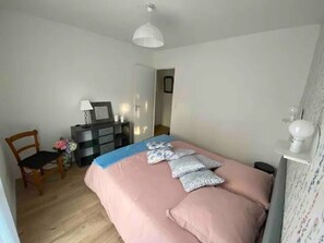 2 Schlafzimmer, Schreibtisch, Bügeleisen/Bügelbrett, Reisekinderbett