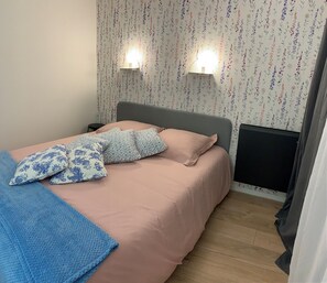 2 Schlafzimmer, Schreibtisch, Bügeleisen/Bügelbrett, Reisekinderbett