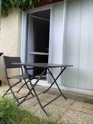 Outdoor dining - Jolie Maison Lumineuse à La Roche Posay Proche des Thermes (La Roche-Posay)