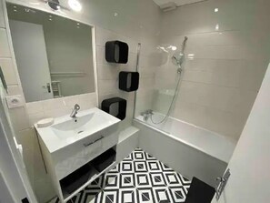 Sèche-cheveux, serviettes fournies, papier toilette
