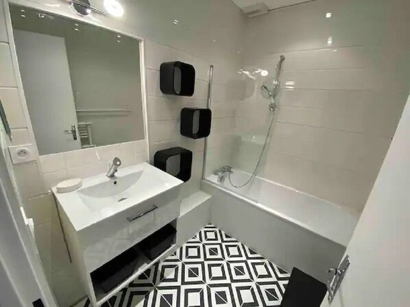 Secadora de cabello, toallas, papel de baño 
