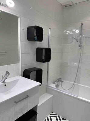 Haartrockner, Handtücher, Toilettenpapier