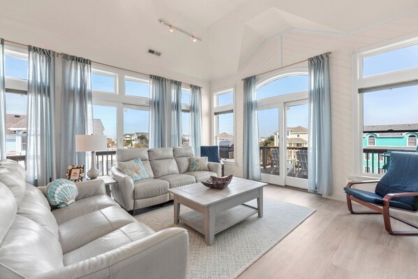 TV, table football - Blue Bomber: Oceanside | Pool/Hot Tub | Dogs OK (Corolla)