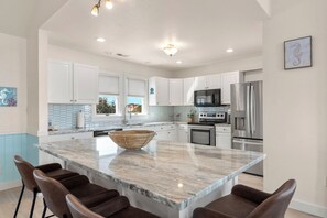 Fridge, microwave, oven, stovetop - Blue Bomber: Oceanside | Pool/Hot Tub | Dogs OK (Corolla)