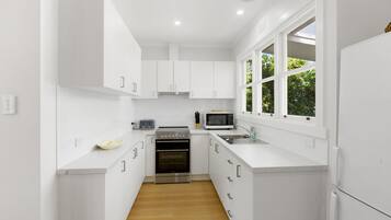 雪櫃、微波爐、焗爐、洗碗機