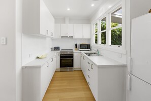 Fridge, microwave, oven, dishwasher - Nan's House - Mansfield Township (Mansfield)