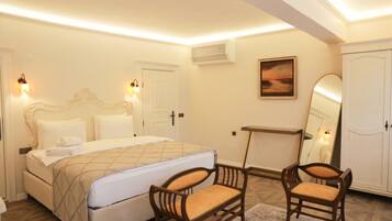 Superior-Doppel- oder -Zweibettzimmer, Seeblick | Hochwertige Bettwaren, individuell dekoriert, individuell eingerichtet