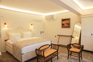 Habitación superior con 1 cama doble o 2 individuales, vistas al lago | Ropa de cama de alta calidad, cortinas opacas, wifi gratis