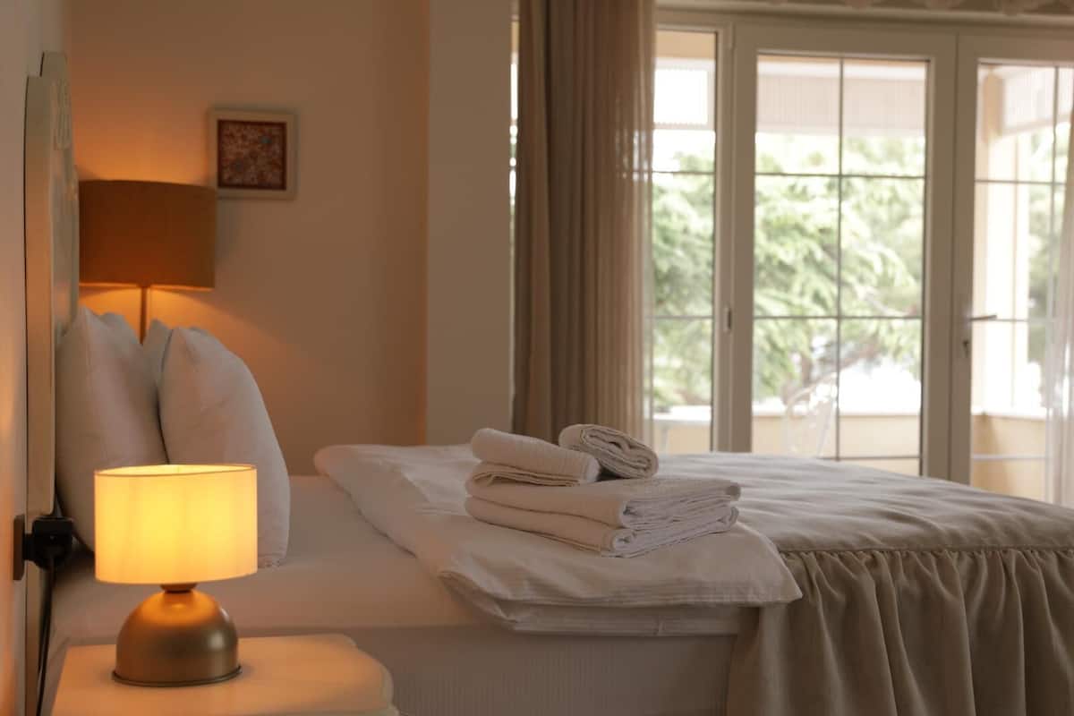 Habitación Deluxe con 1 cama matrimonial o 2 individuales, balcón, vista al lago | Ropa de cama de alta calidad y decoración personalizada