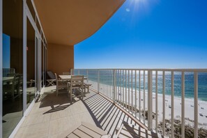 Appart'hôtel, 2 chambres | Restauration extérieure