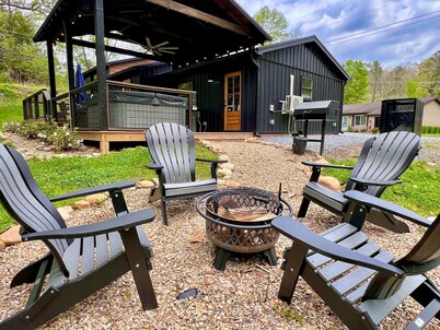 Catons Chapel 3 Bedroom Cabin by RedAwning