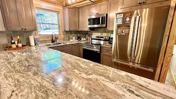 Private kitchen | Fridge, oven, coffee/tea maker, toaster