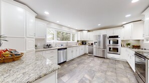 House, 4 Bedrooms | Private kitchen | Fridge, oven, coffee/tea maker, toaster