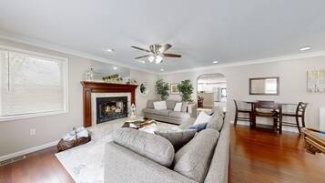 House, 4 Bedrooms | Ruang tamu | TV Pintar