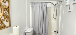 Haartrockner, Handtücher, Seife, Shampoo