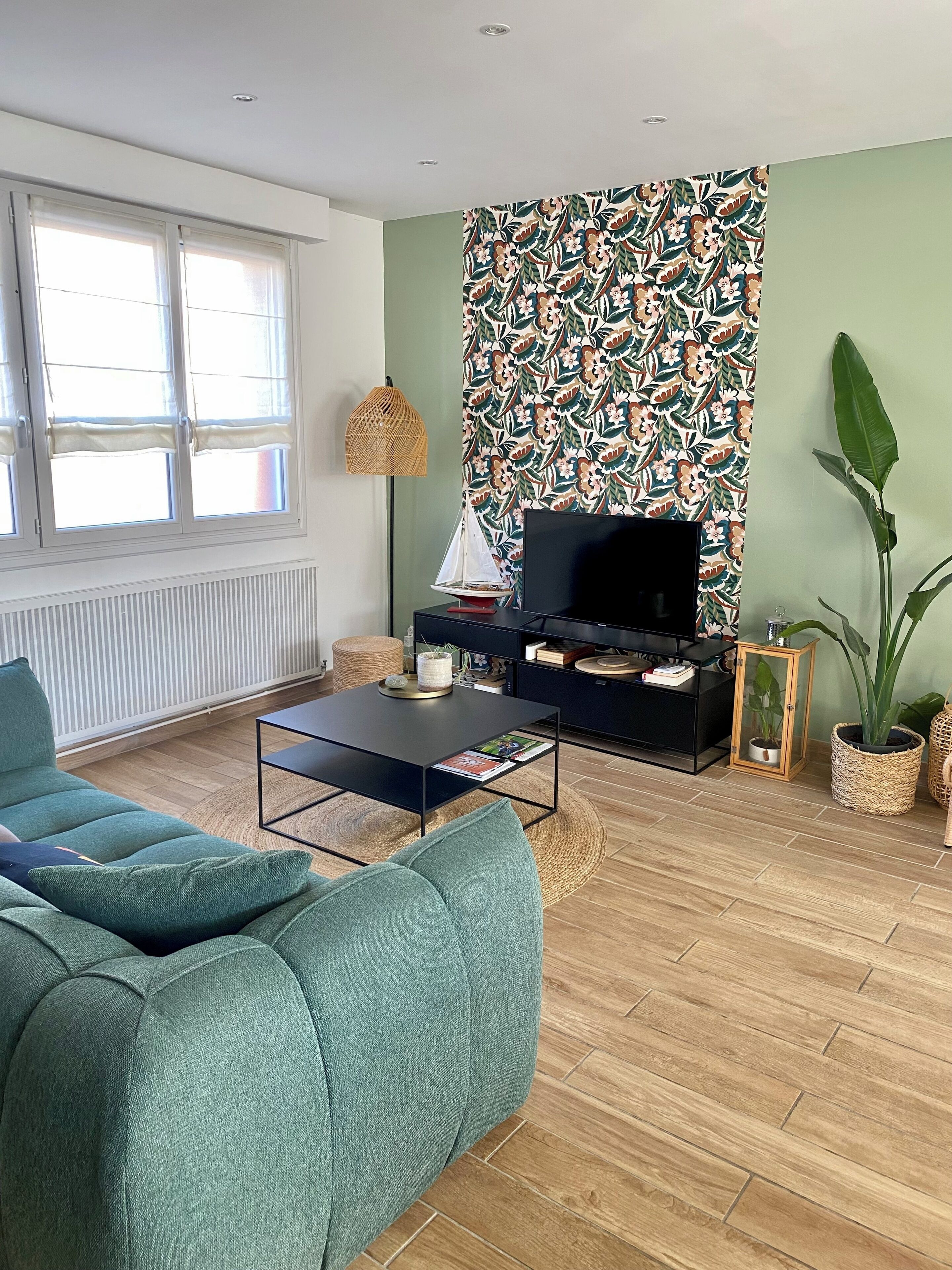 Smart TV, table tennis, books, video library